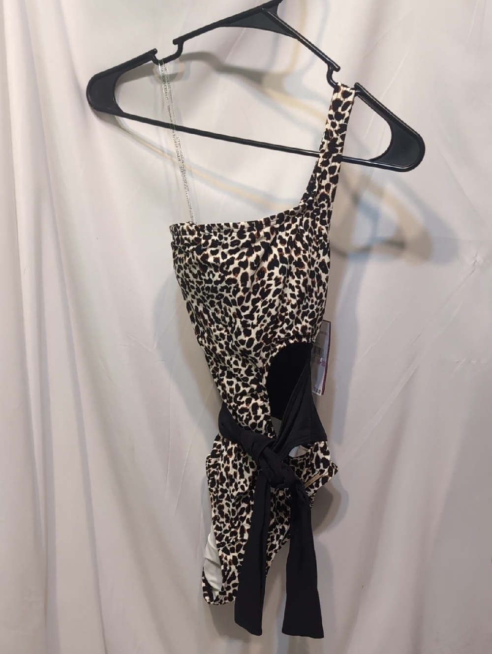 Vince Camuto Leopard One-Shoulder  Swimsuit with Black Waist Tie Size 8. NWT